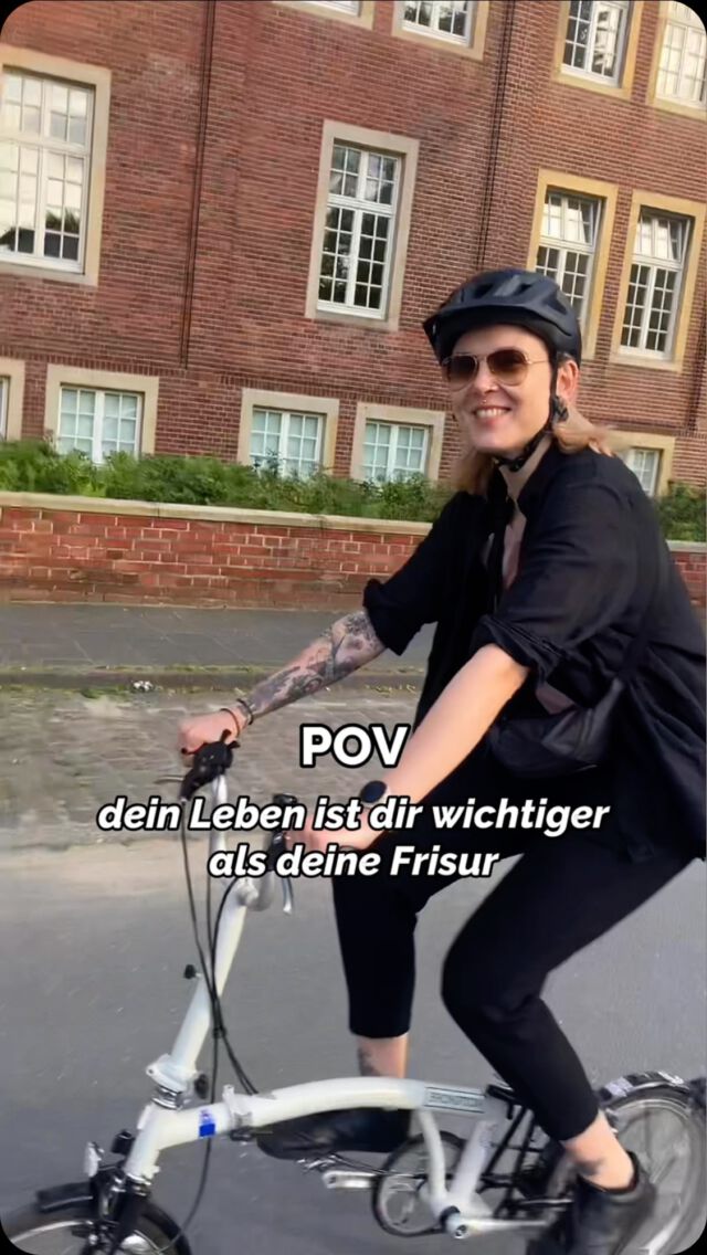 #helmfluencer

Trage seit Jahren immer einen Helm & fühle mich so viel sicherer. Als Autofahrerin weiß ich, wie schnell man was übersehen kann. Oder man schätzt Bodenbelag / Kurve etc. falsch ein und es kommt zum Sturz. Es kann so schnell gehen. Was nützt mir eine schicke Frisur, wenn der Kopf auf dem Asphalt landet?

Und für alle, die schon Helm tragen: nach (auch kleinerem) Sturz immer auswechseln. Kleinere Risse sieht man nicht, beeinträchtigen aber die Stabilität und damit Sicherheit des Helms. Stay safe. 🚲

[unbeauftragte Werbung | Markierung]